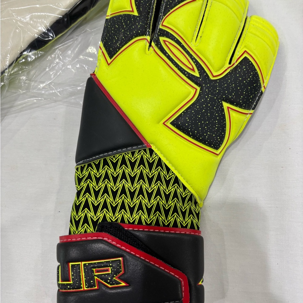 Under Armour Neon Yellow and Black Athletic Gear Goalkeeper Gloves Men Size 9